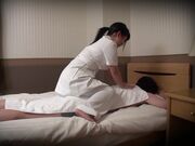 请尽情享受 八掛うみ 逼近的梦幻般的调情性爱