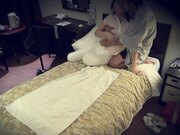 并欢迎素人鸡巴进入她紧致的阴户