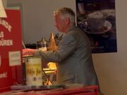 金发熟女在沙发上做爱