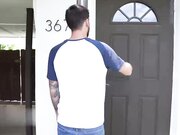 巨乳继母教她缺乏经验的继女如何处理巨大的肥鸡巴