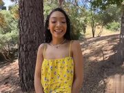 可爱的少女莎拉 蕾丝在她的第一次色情选角中操弄了她的两个洞