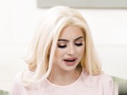 青少年天使在继母尼娜 埃勒的帮助下操新继妹