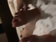 有恋脚癖姐夫把家里带孩子的小姨子弄迷煳了舔完脚开始抽插