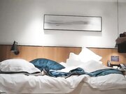 甜美超短裙高端外围妹纸大长美腿被扒个精光坐在身上舌吻揉穴