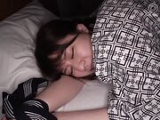 无情地玩弄她的乳头时 大量的爱液从她的阴户中溢出