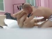 老哥练手几天今天约个嫩妹 金手指拍打扣穴 双腿肩上扛操的水声哗哗