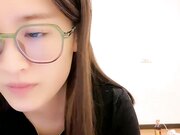 清纯眼镜小姐姐初下海 甜美性格好 半脱下内裤特写掰穴 跪在床上翘起屁股