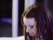 金发姐姐露出巨乳诱惑弟弟 掏出肉棒来骑乘她