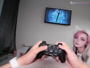 正在玩原神调皮的表妹主动爬上大肉棒，只能翻身上马满足她_