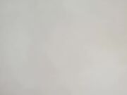 真尼玛大啊，嘴都含不下！我不夹你我夹谁？极品淫荡嫩妹，上来就跟闺蜜视频炫耀，吃宝具吃的津津有味，扶着宝具漱口，