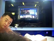 干练短发搞销售的美少妇与有钱大客户开房偷情老板有点变态抱着脑袋操嘴