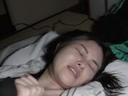 当我使用隐藏在床边的转子时 她不断抽搐