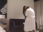 清纯靓丽的紧身牛仔裤美女酒店小沙发上被强行扯掉裤子抽插,抱起来操的嗷嗷叫