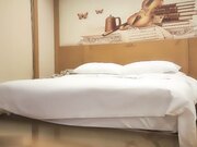 小马丶寻花颜值一流高端外围女神，齐逼小短裤按头插嘴，对着镜头扣穴，对准深插扶着细腰，各种姿势来一遍1080P高