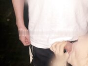 在车里就忍不住和女友做爱一个人满足不了