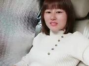 全程露脸车内给小哥舔乳头 玩她骚奶子害羞的舔弄大鸡巴 压在身下无套爆草