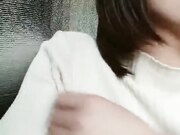 全程露脸车内给小哥舔乳头 玩她骚奶子害羞的舔弄大鸡巴 压在身下无套爆草