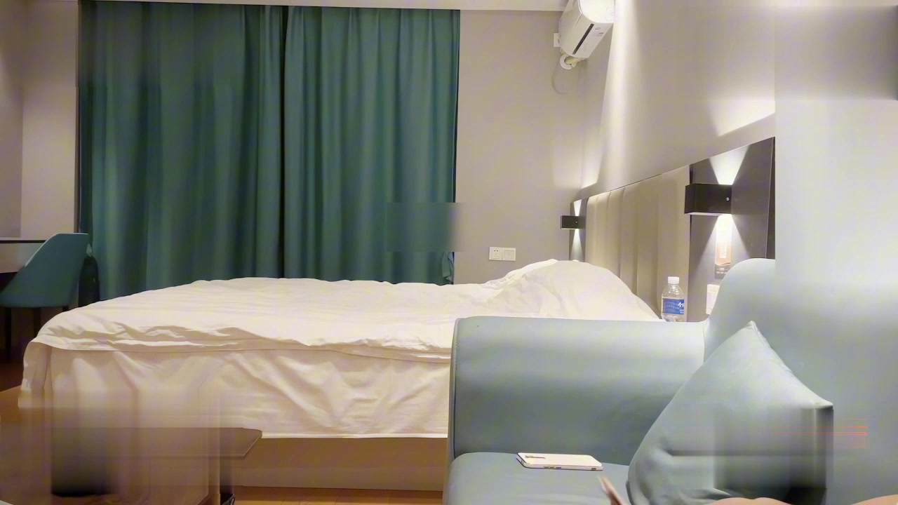 约啪高颜值文学系萝莉美女，又白又直的青