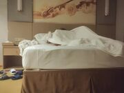 VIP密码房 约到 长发眼镜少妇 到酒店幽会 聊天 调情 抱住猛亲推倒床上