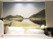 牛仔短裤妹子，舌吻舔奶调情扣逼后入抽插猛操