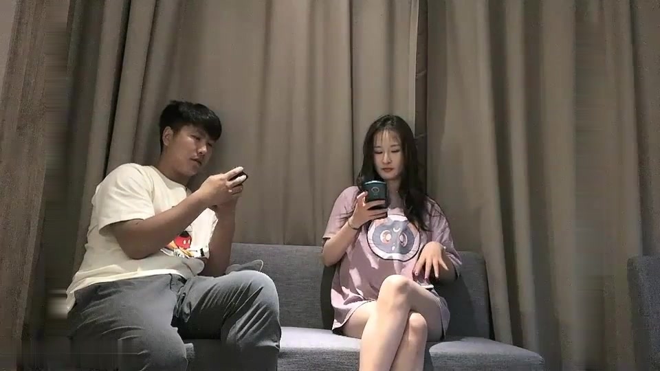 牛仔短裤妹子，舌吻舔奶调情扣逼后入抽插猛操