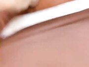 御姐人妻找年轻大鸡吧单男弟弟操逼，被操到喷尿，捂着小穴跑去浴室洗_洗干净后又立刻跳上床撅起屁股继续接着插