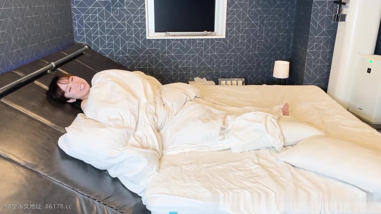 女友躺在被窝里还是这么骚