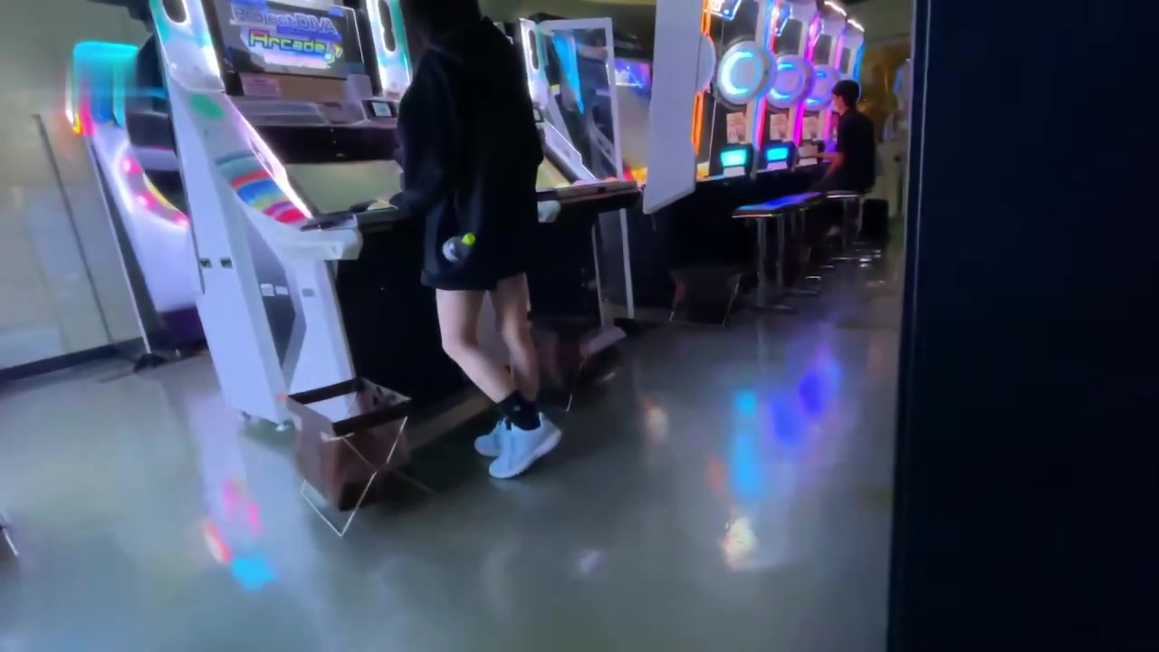 妹子很害羞皮肤超白_鲍鱼粉嫩_电玩城约到车上各种玩逼啪啪_淫水直流