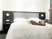 约操大奶外围妹 穿上黑丝乳推舔屌 骑乘位爆操大肥臀 扶腰后入深插