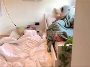 在表弟家借宿发现表弟在看AV自慰只好用身体慰劳