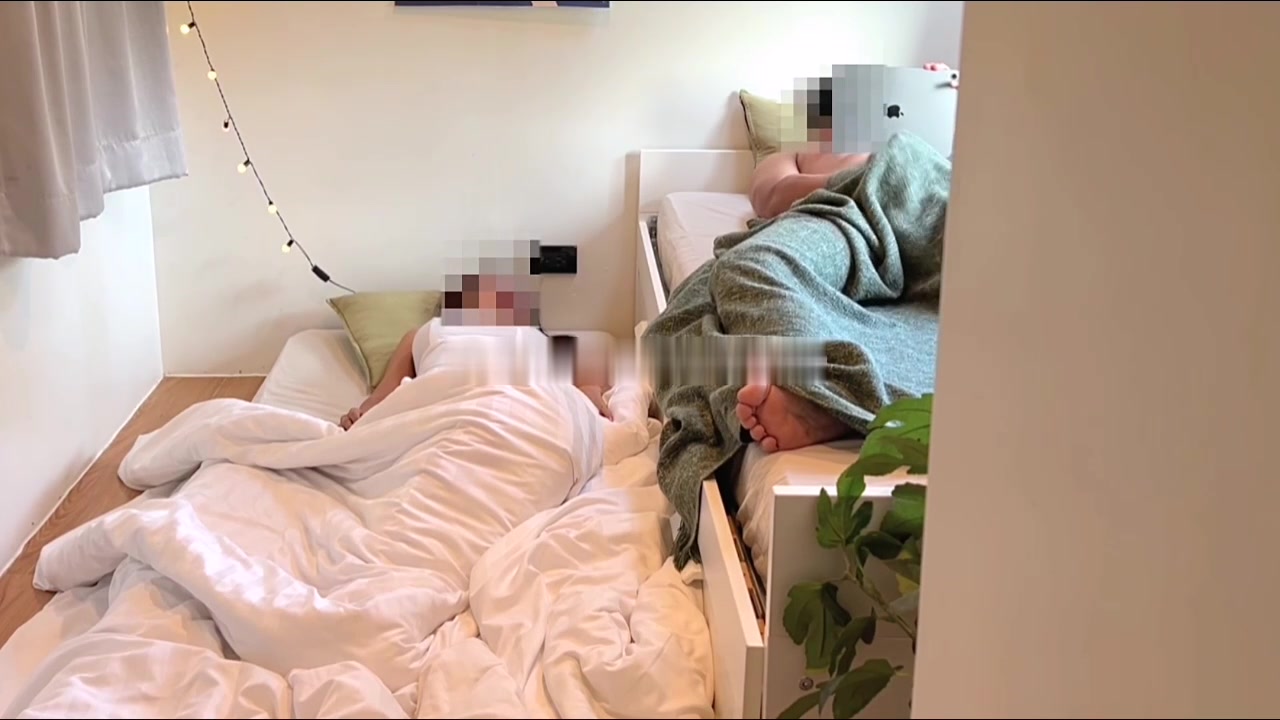 在表弟家借宿发现表弟在看AV自慰只好用身体慰劳