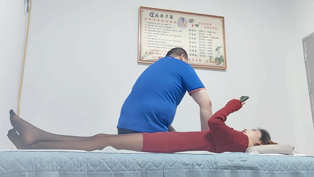 勾搭盲人按摩男技师，包臀裙黑丝袜，掏出奶子揉捏，还吸了吸，解开裤子撸，技师想要插入