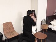 甚至在强迫我吞咽后的第二天 她就过来了对我来说它会帮助我重新站起来