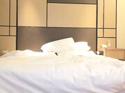 约了个性感黑帽妹子，舌吻摸奶调情口交后入大力猛操