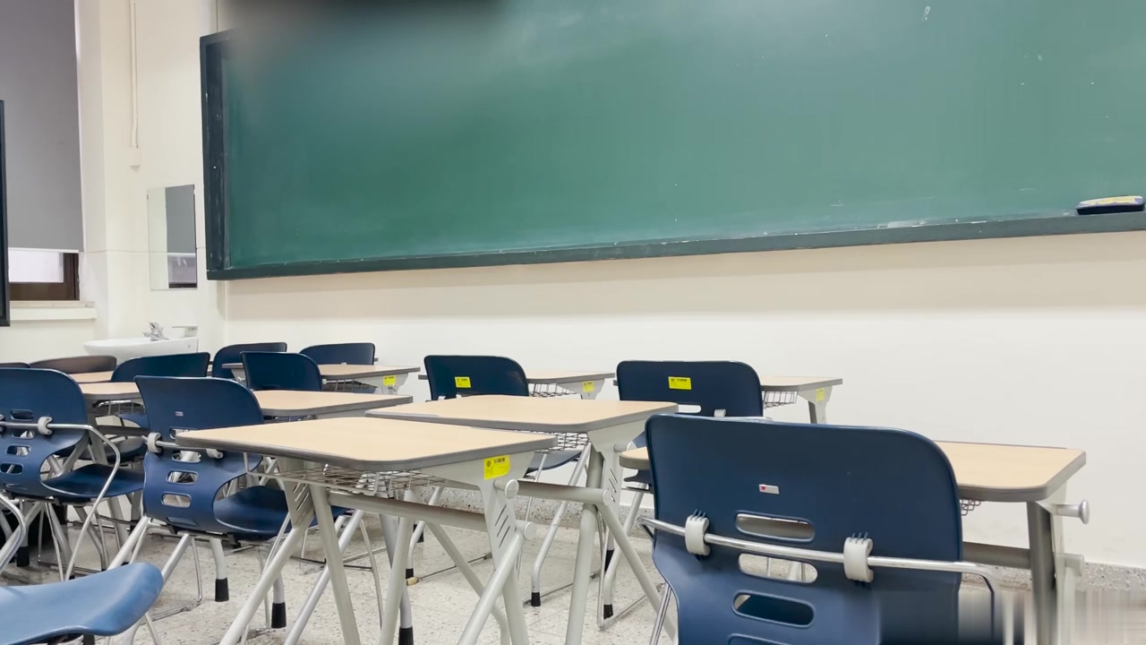 刚下课看到没人就和女朋友直接做爱了