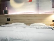 网约漂亮小姐姐 大眼睛皮肤白 温柔风骚 扛起玉腿卖力抽插水汪汪