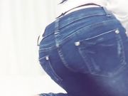 极品网红少女主播私人玩物收费自拍紧身牛仔裤诱惑雪白大奶淫荡自述幻想被哥哥干