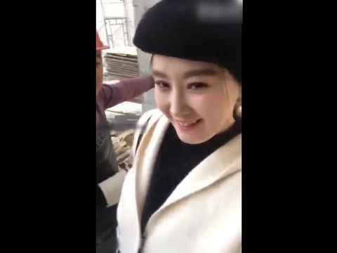 热搜网红主播工地大尺度挑逗建筑工人