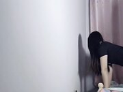 操自己十八岁表妹 再次进入温暖的小穴包裹 迫不及待靠墙怼着操内射 完美对白