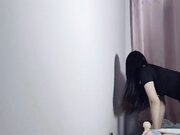 操自己十八岁表妹 再次进入温暖的小穴包裹 迫不及待靠墙怼着操内射 完美对白