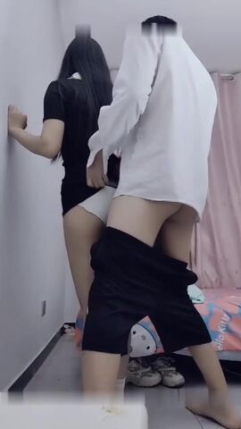 操自己十八岁表妹 再次进入温暖的小穴包裹 迫不及待靠墙怼着操内射 完美对白