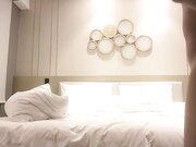 外套萌妹，穿着衣服一般般脱掉身材居然不错，床上跪着口交坐在身上蠕动小腰