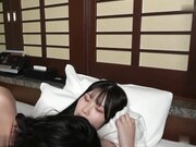 澪酱长得很像遥 与叔叔在浴缸里调情带来的最棒的性爱