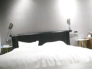 纹身哥酒店约炮出来兼职的美女空姐_换上情趣黑丝吃鲍鱼啪啪