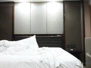 约操巨乳骚女 一线天肥穴 手指揉搓扣弄 扛起双腿爆插 大力撞击猛顶