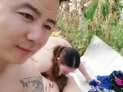 户外野战3P轮操精彩来袭 两个猛男轮插爆操眼镜骚女 回酒店接着干