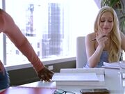 高质量裙装小姐姐在闺蜜家一起学习 却被她哥哥强壮的身体吸引