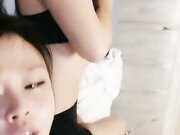 后入操双马尾嫩妹子无套打桩转过来直接裹屌A面继续传教士还有一个妹子在观战