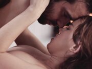 乖巧妹子看见鸡巴就无法自拔一心只想吃大鸡巴