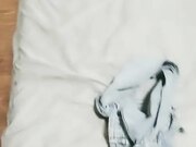 纹身少女跟两个小哥哥玩3P 露脸被小哥在床上各种抽插爆草玩弄骚穴